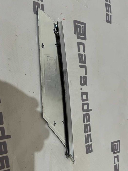 Накладка люверса верхняя правая хром 1056380-00-C TESLA Model S restyl