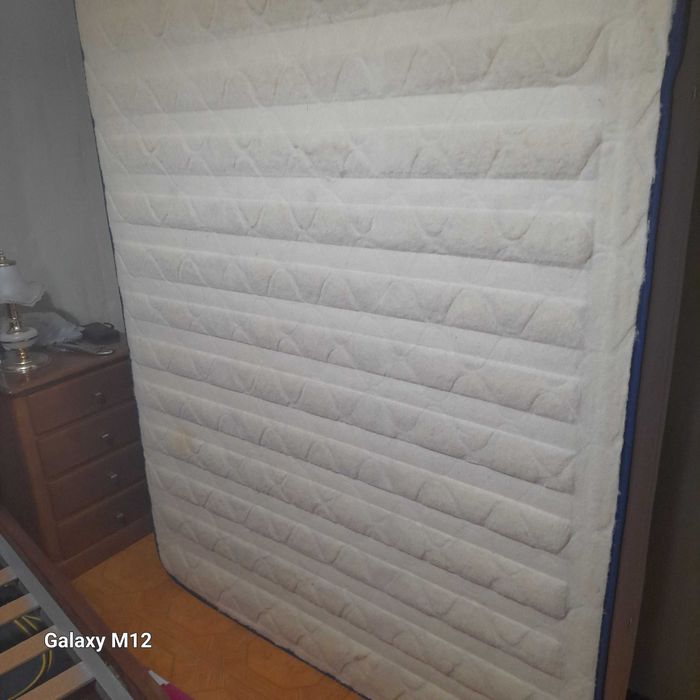 Mobília de quarto de casal com tampos em mármore