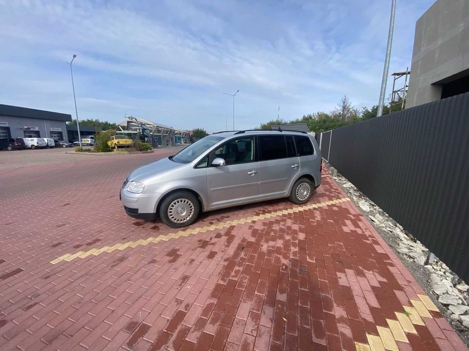 VW Touran 1,6 бензин,механіка 2004