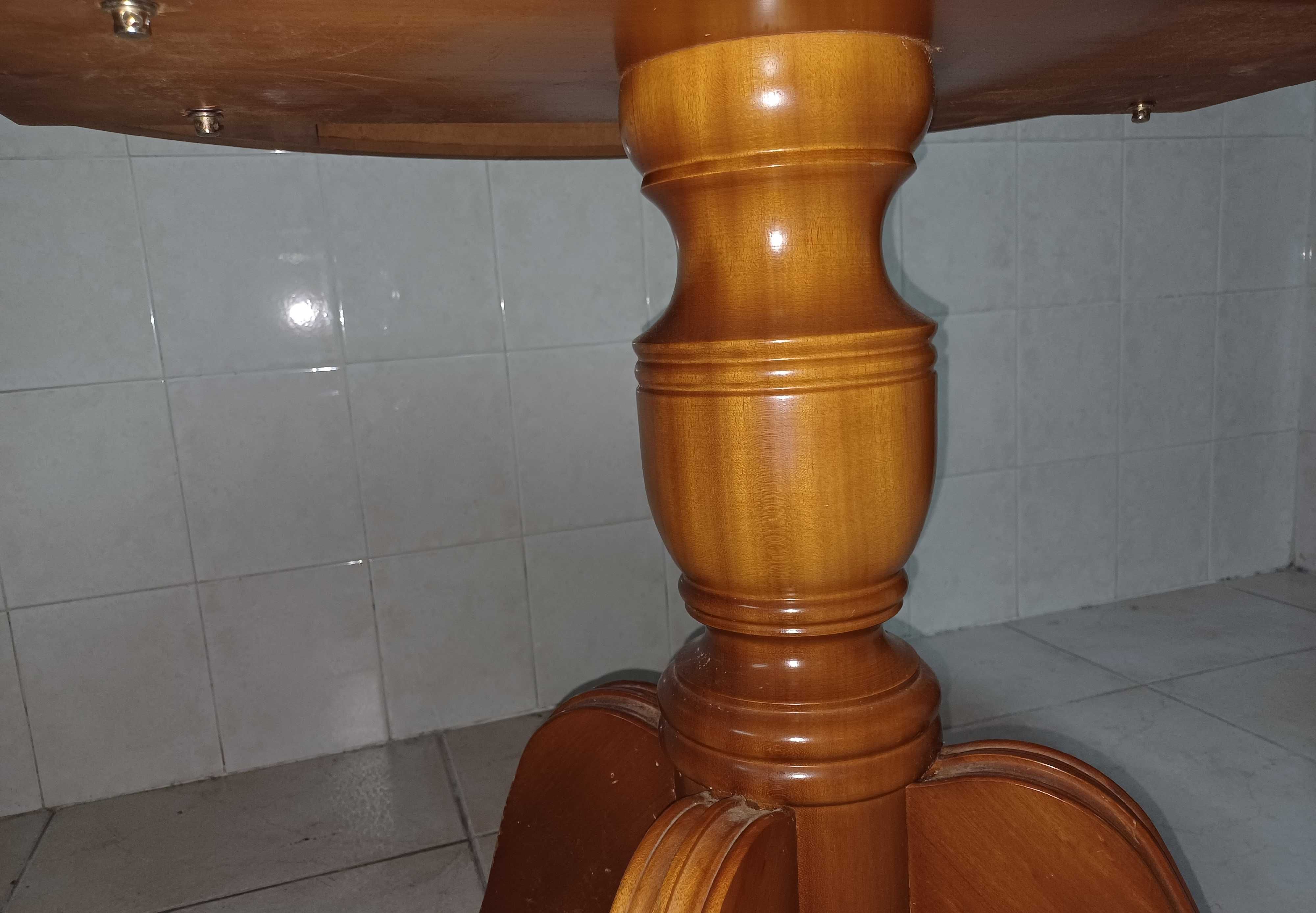 Mesa de sala de jantar em carvalho