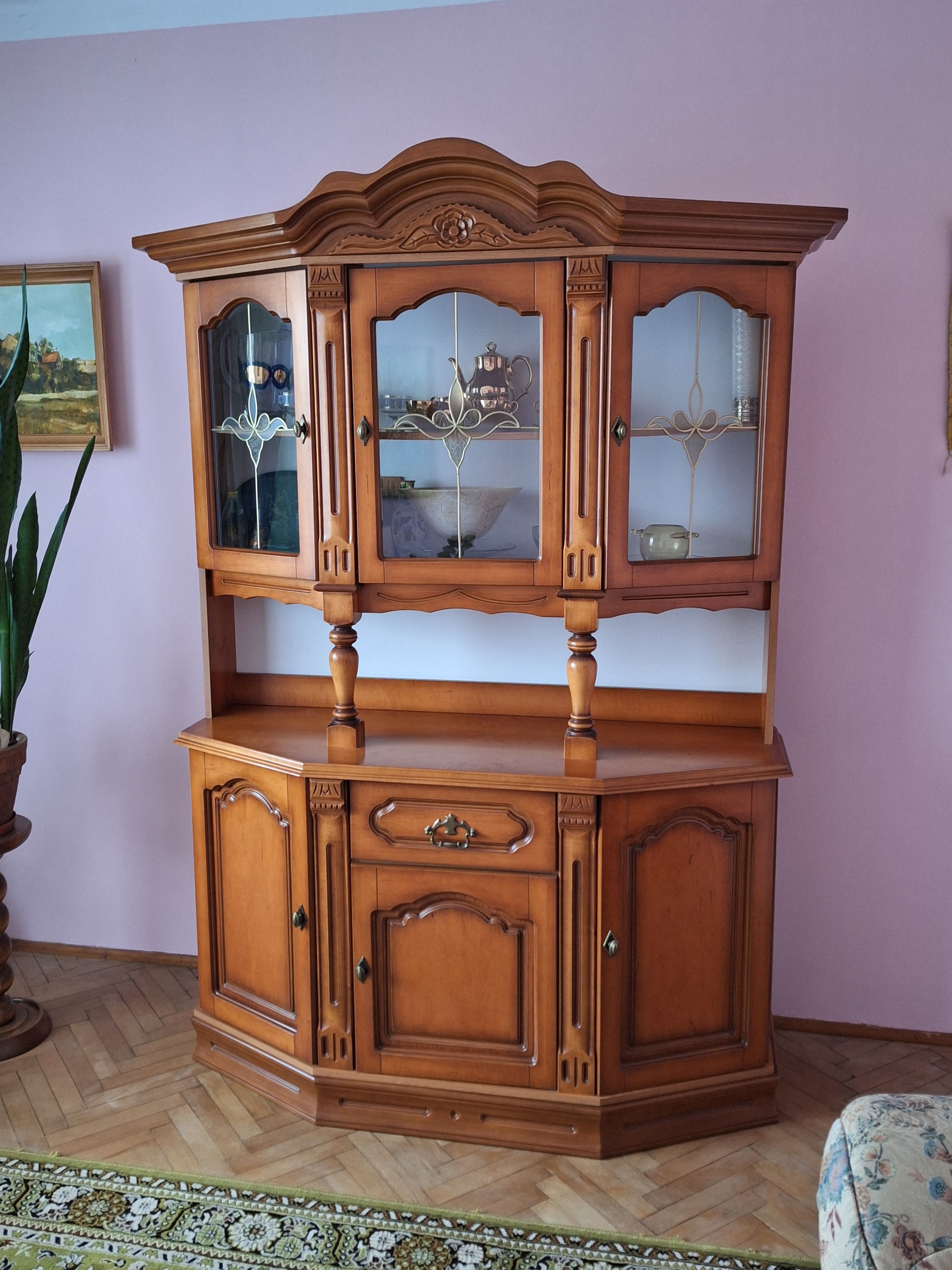 Elegancki drewniany kredens