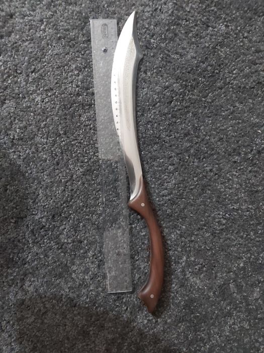 Faca artesanal forjada à mão – lâmina curva em aço e cabo em madeira