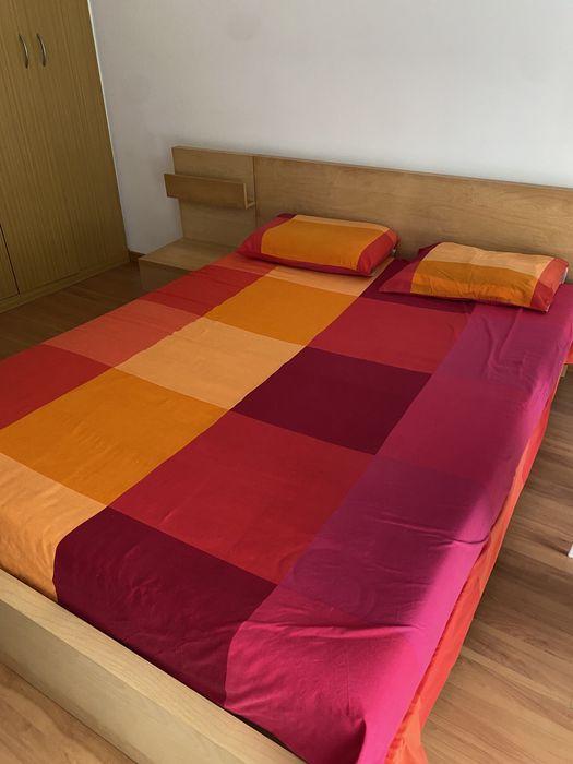 Cama de casal c/ cabeceira e mesa