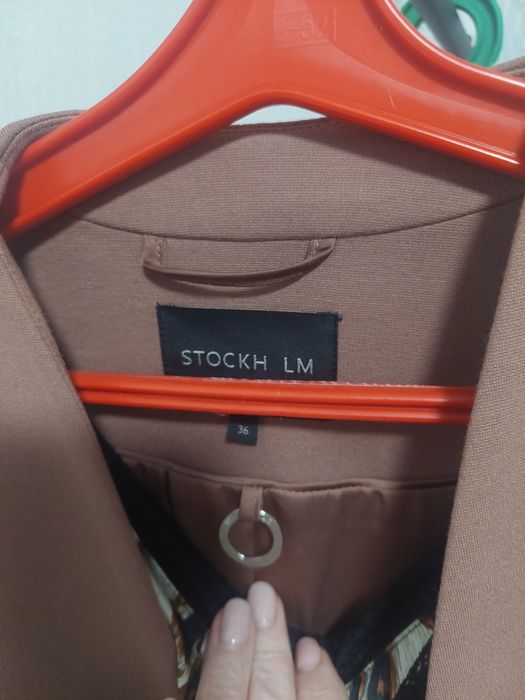 Піджак нереально красивого кольору.