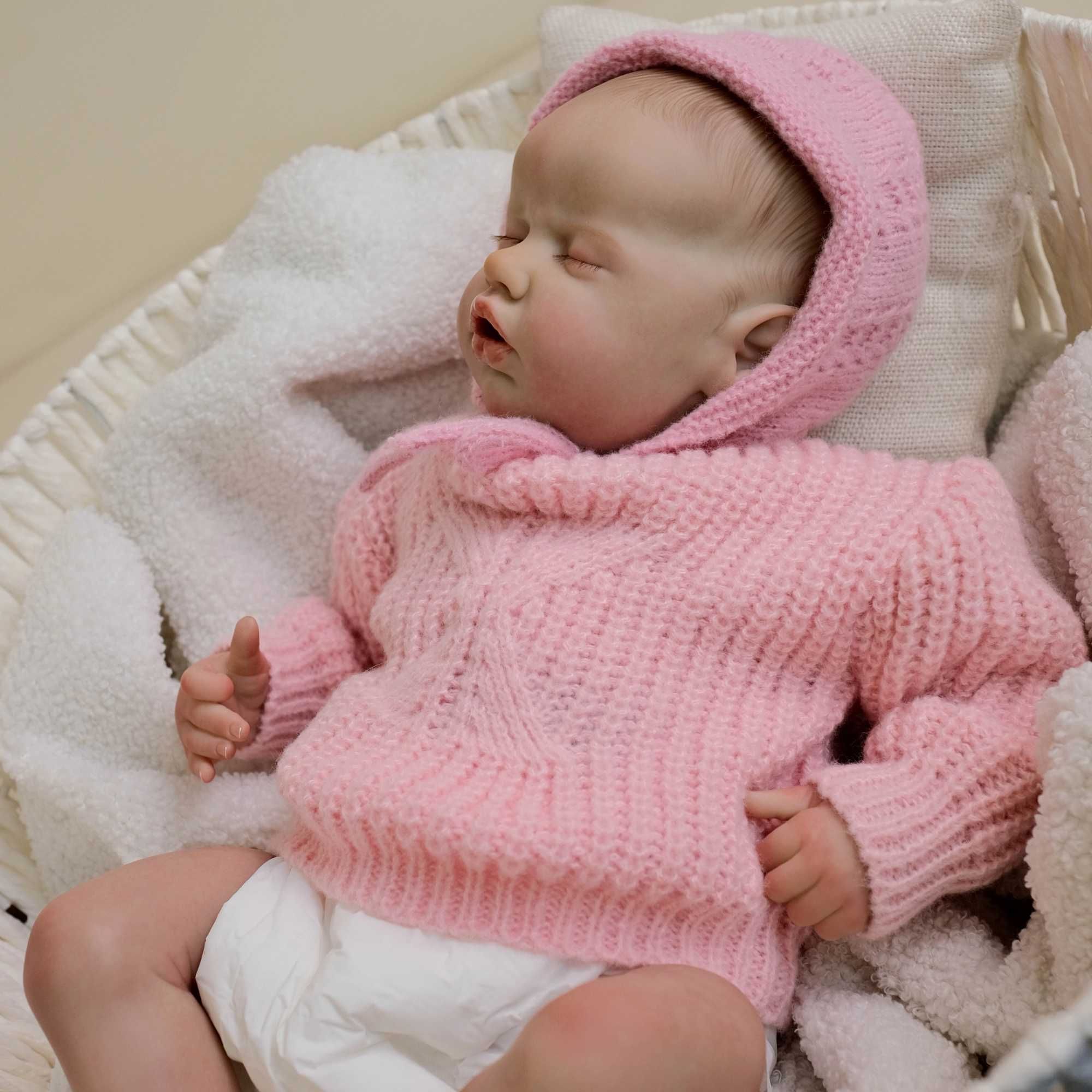 LALKA typu reborn z zamkniętymi oczkami