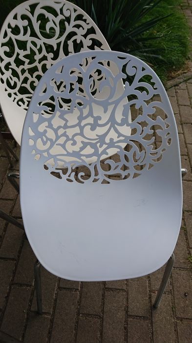 Krzesla ażurowe Mumford do jadalni.cena za zestaw w sklepie to 580 zł.