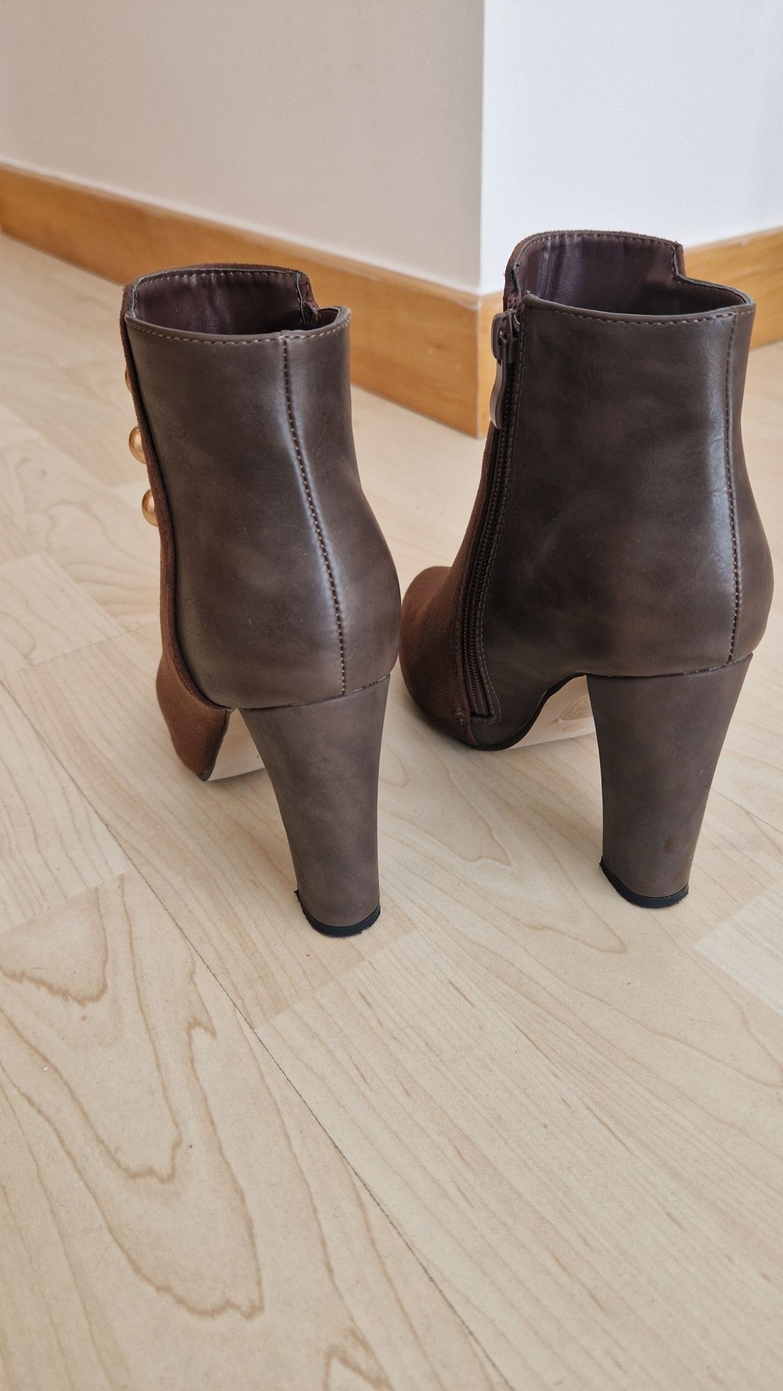 Botas castanhas salto alto, tamanho 35