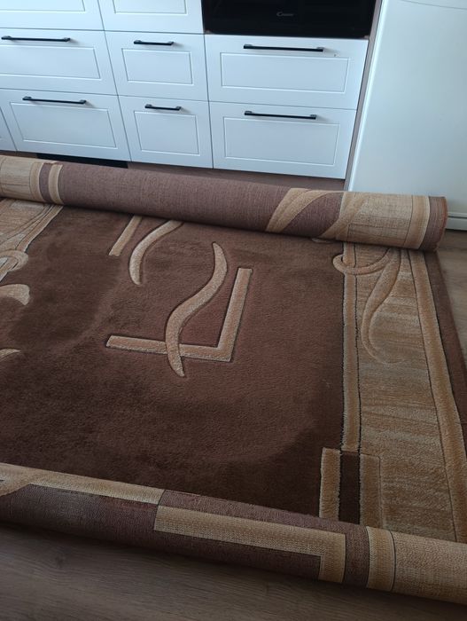 Dywan brązowy duży, gruby.