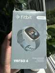 Fitbit Versa 4 Smartwatch waterfall blue/platinum aluminum