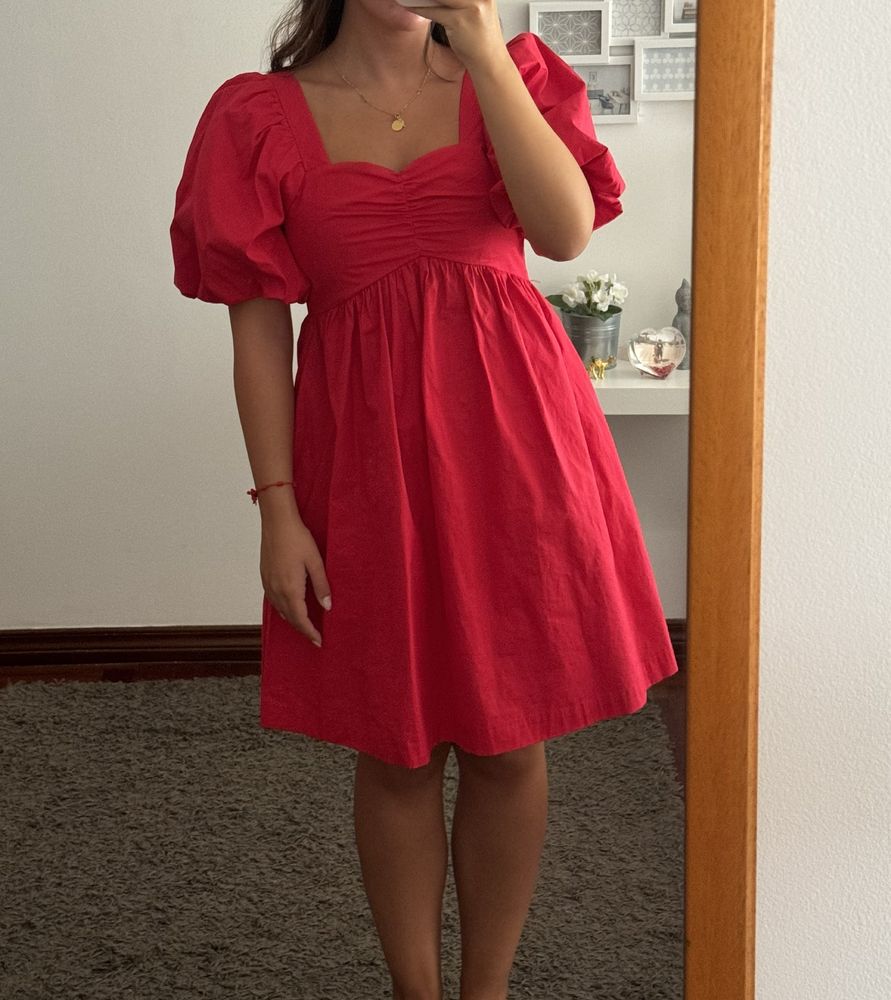 Vestido Vermelho com Decote Quadrado