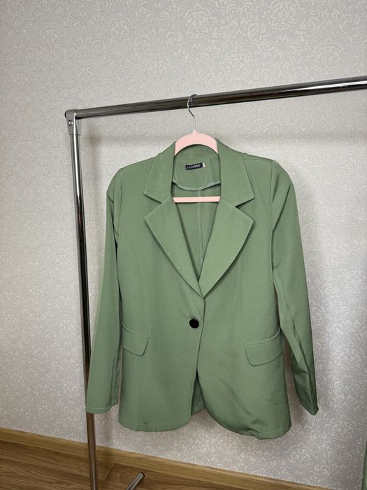 Шикарний костюм оливкового кольору