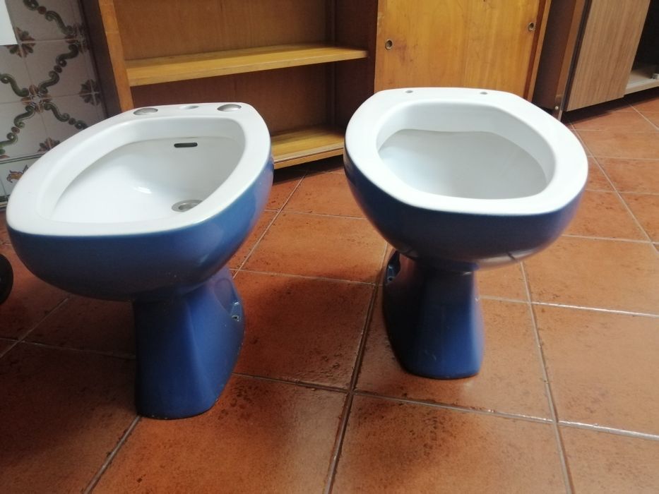 Louça sanitária azul