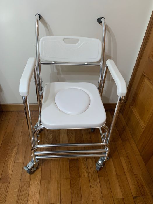 Cama hospitalar, com mesa de apoio e cadeira sanitária