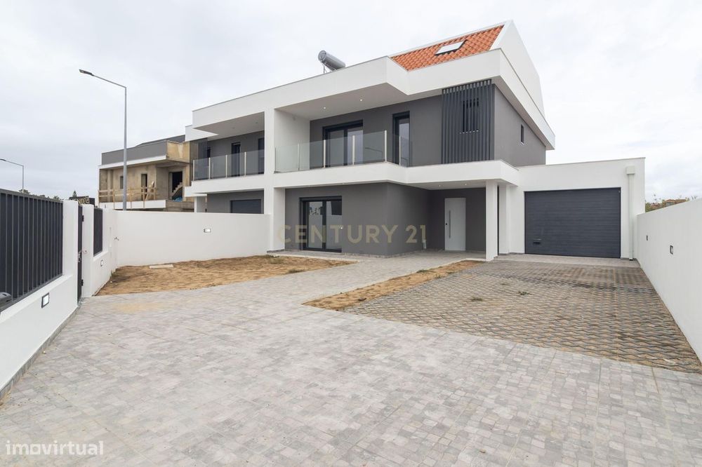 Moradia T4+2 - Nova - Foros de Amora