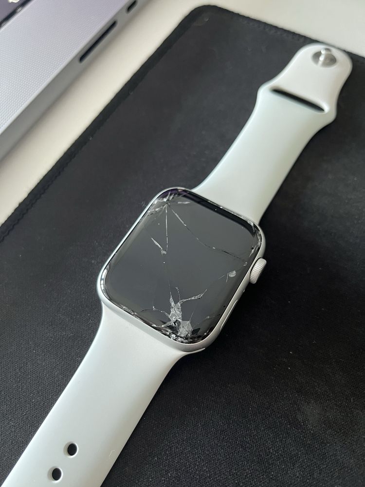 Apple Watch SE (2020) 44 mm - ecrã partido