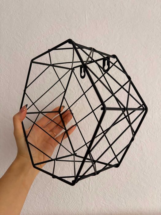 Metalowa półka ścienna w geometrycznym stylu