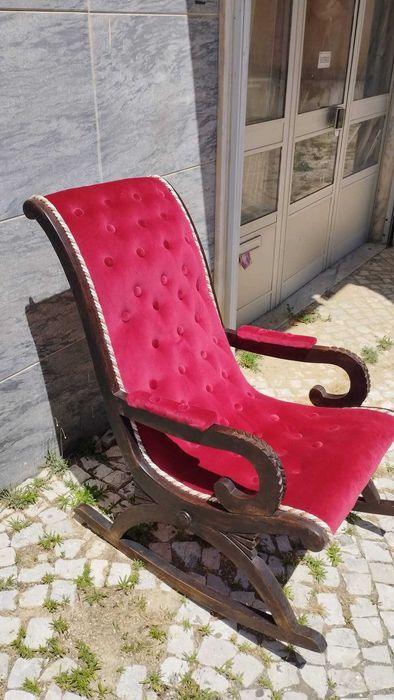 Cadeira de baloiço em veludo.