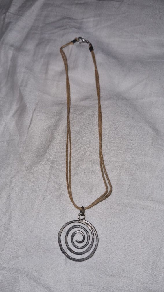 Colar com corda e pendente