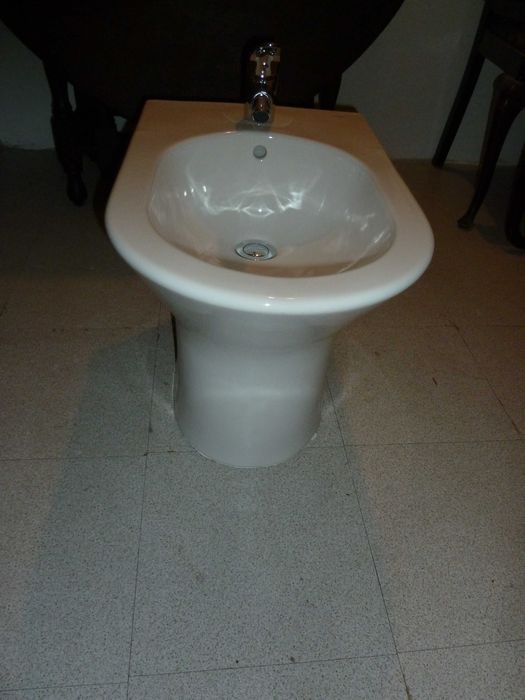 conjunto bidé e torneira