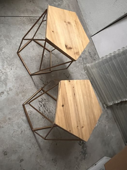 2 mesas cor castanho