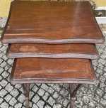 Mesa de suporte com duas mesas avançadas, em madeira mogno.
