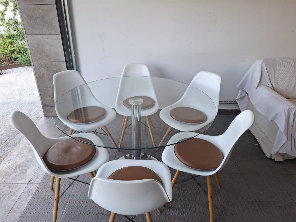 Reservada Mesa de jantar Área com cadeiras IKEA brancas Sklum