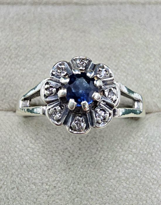 Złoty pierścionek z szafirem i diamentami