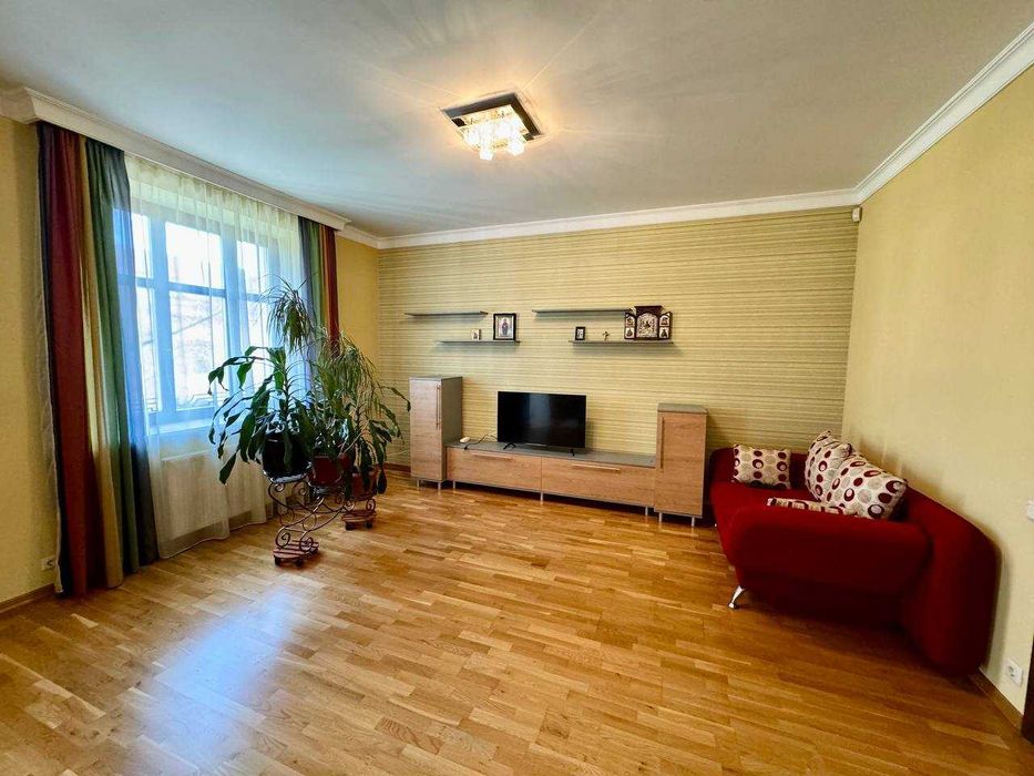 Продам просторий будинок по вул.Сельських (Алтайські озера)