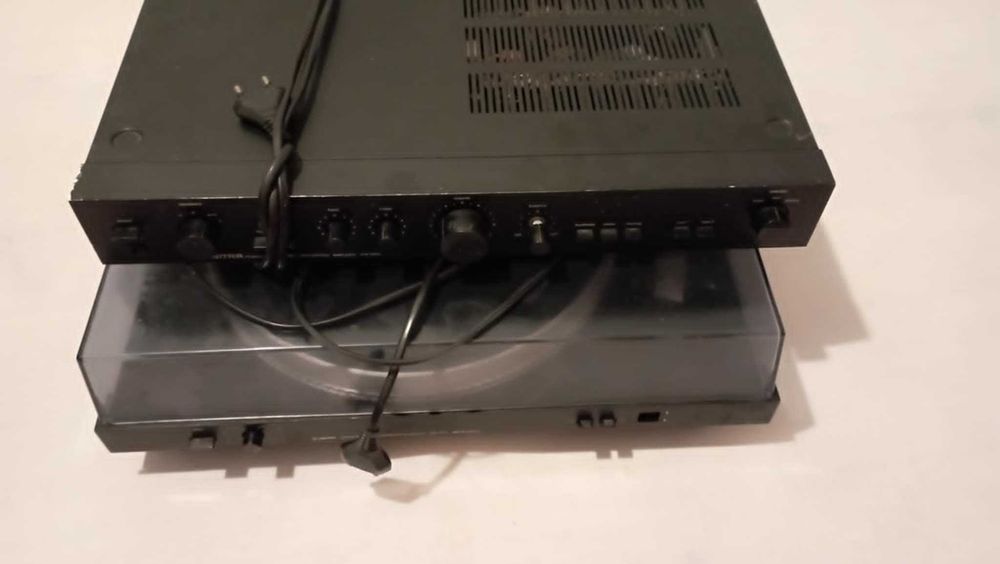 Gramofon wraz ze wzmacniaczem