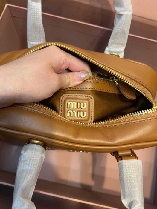 MiuMiu Brązowa Torebka - Antykwa Inspiracja i Moderny Wzór