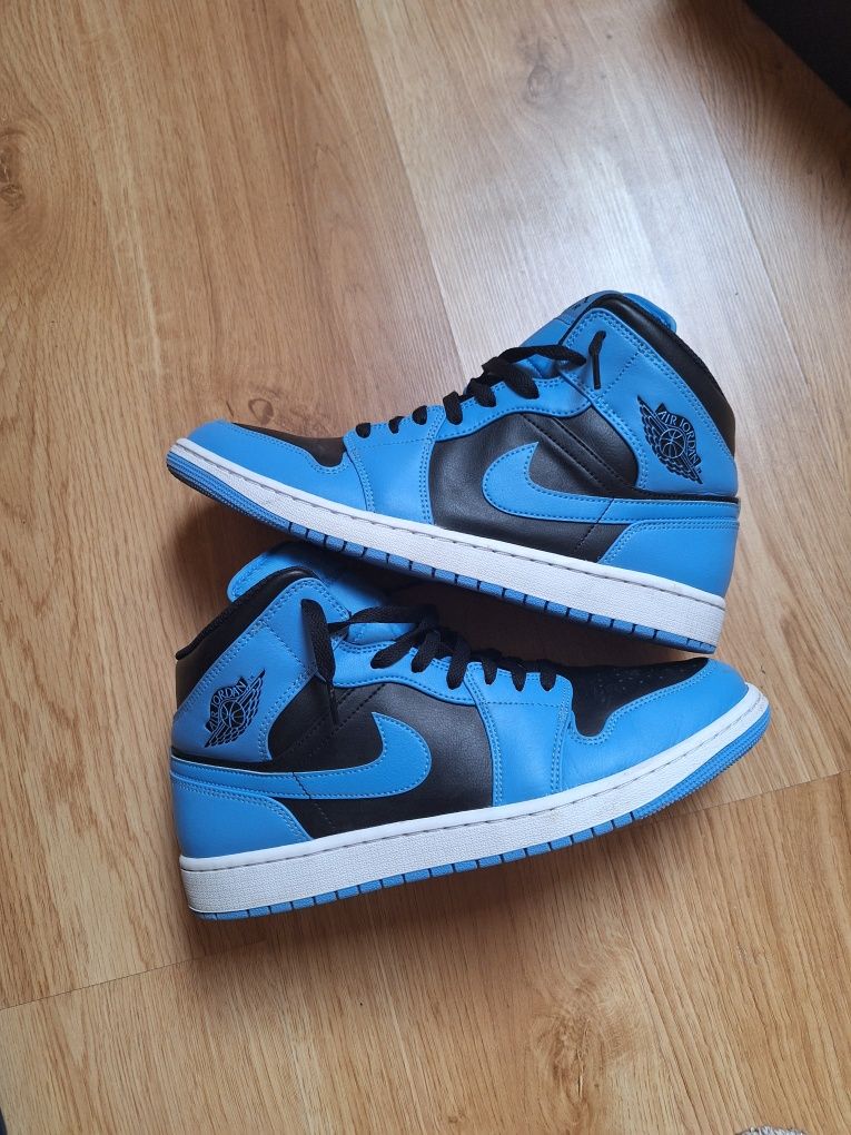 NIKE Jordan 1 Mid