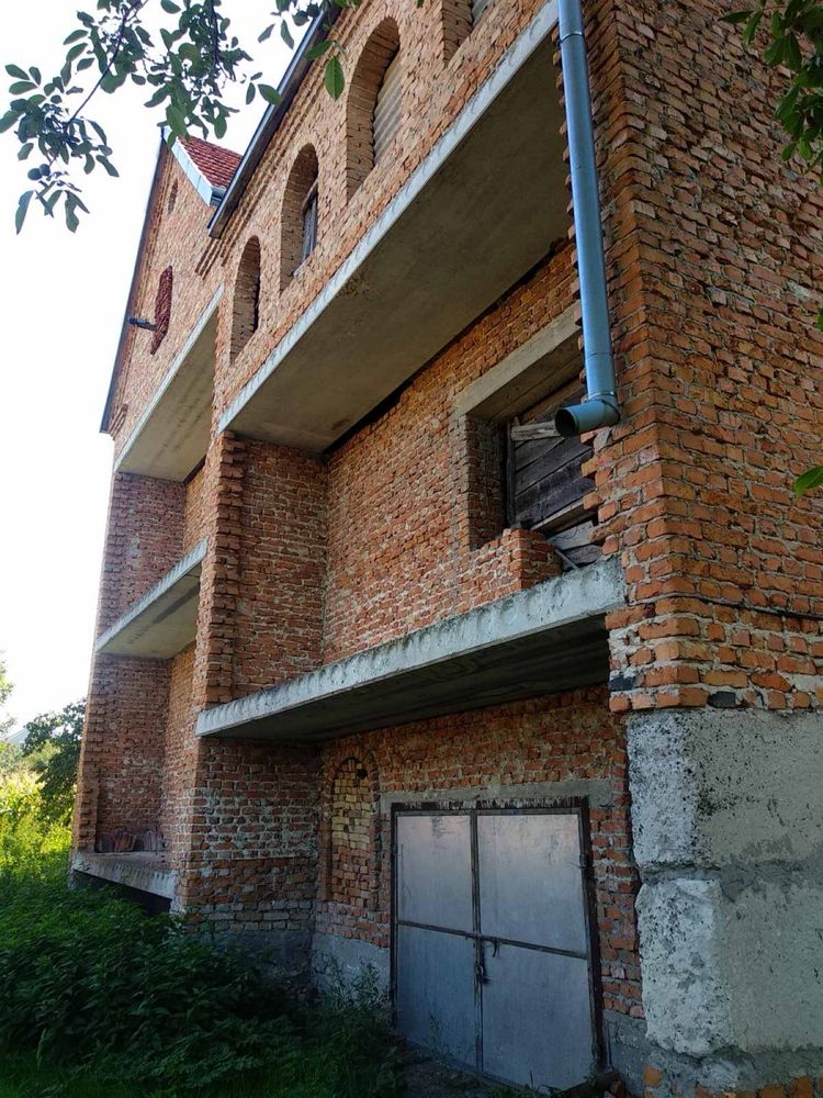 Будинок (незавершене будівництво), земельна ділянка