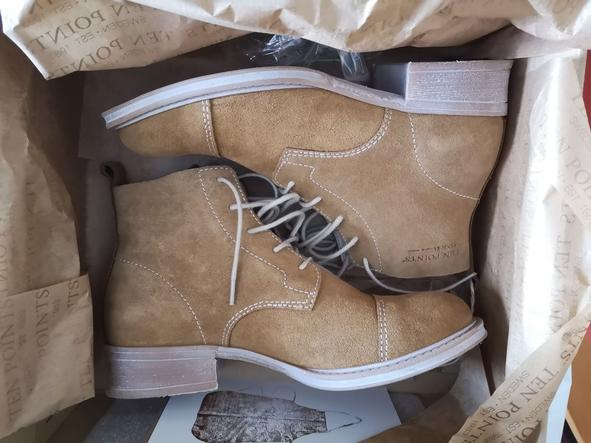 Botins de camurça e cordões Novos