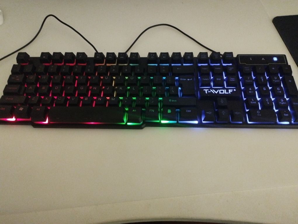 Teclado novinho em folha, usado poucas vezes.