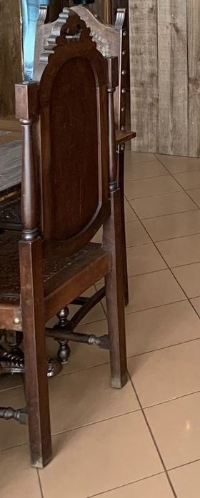 Cadeiras de madeira antigas