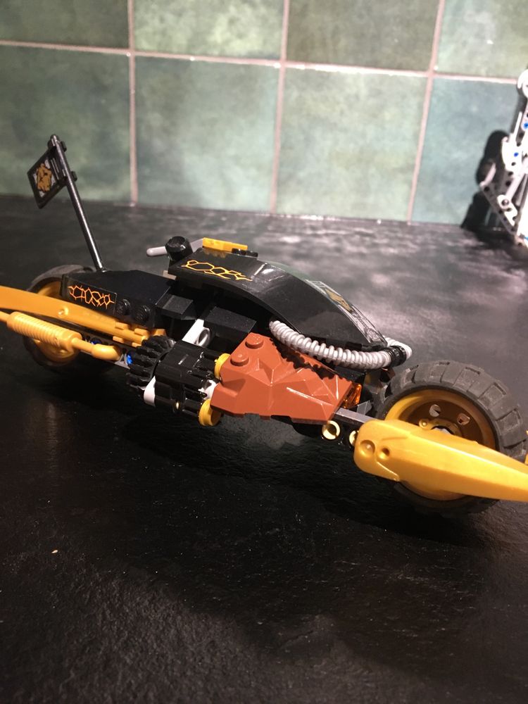 LEGO 70733 Ninjago - Motocykl Cole'a