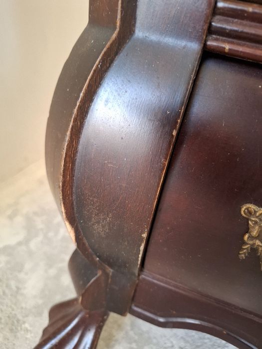 Komoda brzuchatka na lwich nogach