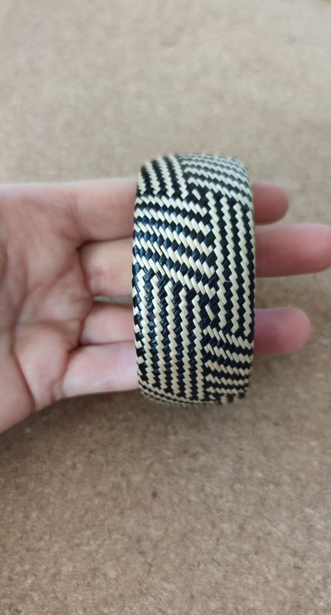 Elegancka bransoletka szeroka oblekana plecionym materiałem H&M bangle