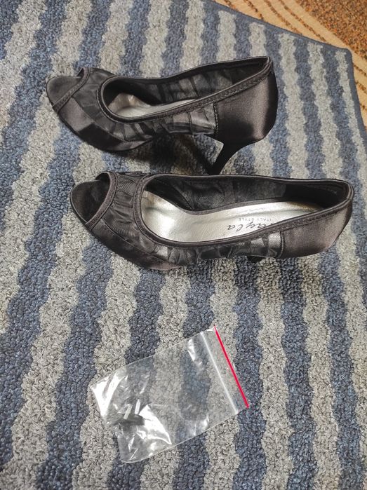 Buty szpilki rozmiar 37 plus fleki nowe