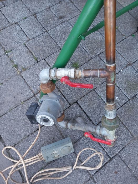 Pompka co +sterownik i cały zestaw że śrubunkiem.