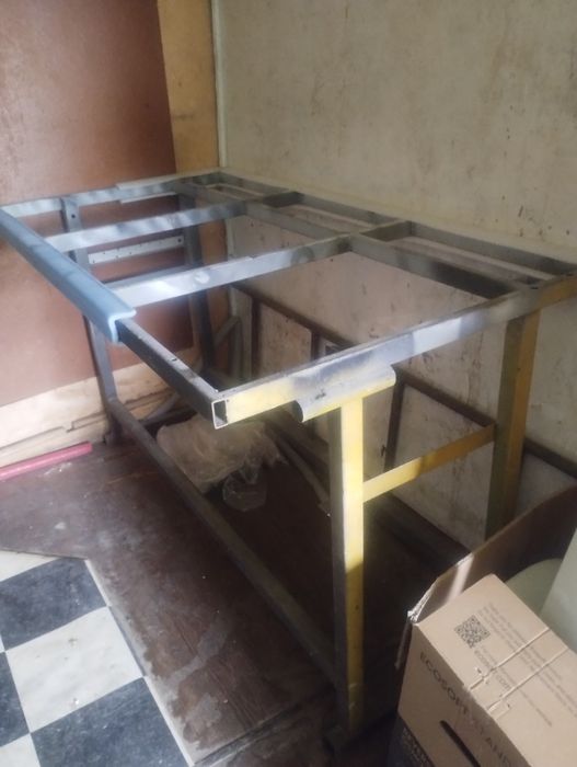 Продам железный стол для работы с металлом, ДСП.