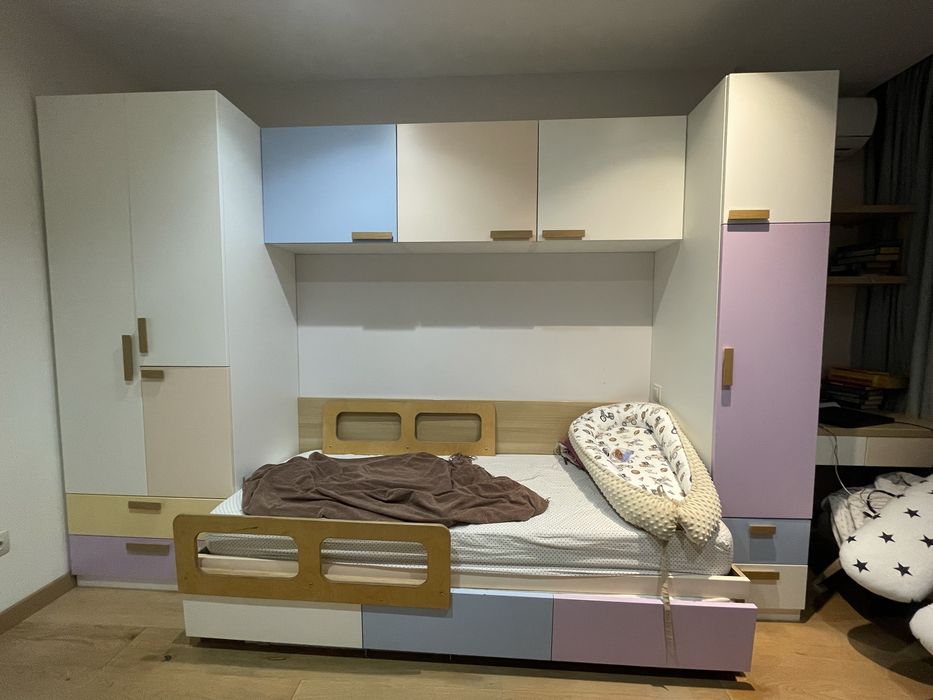 Меблі в дитячу повний комплект шафи ліжечко