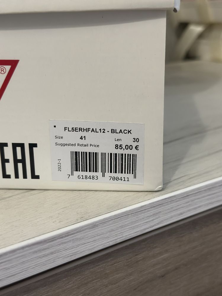 Макасіни GUESS