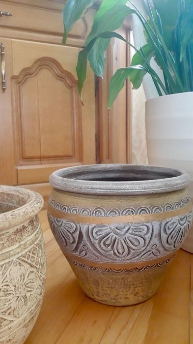 Горщики для вазонів.