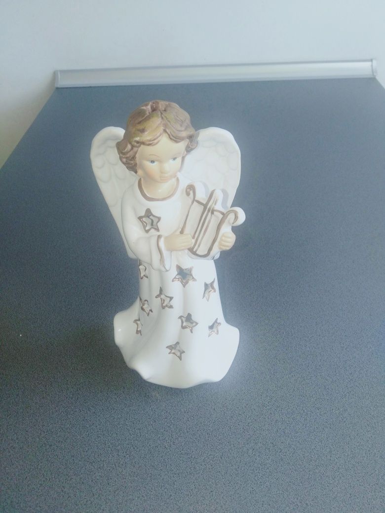 Świecznik ceramiczny biały aniołek z harfą
