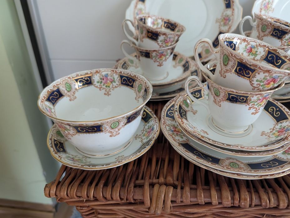 Zestaw starych filiżanek