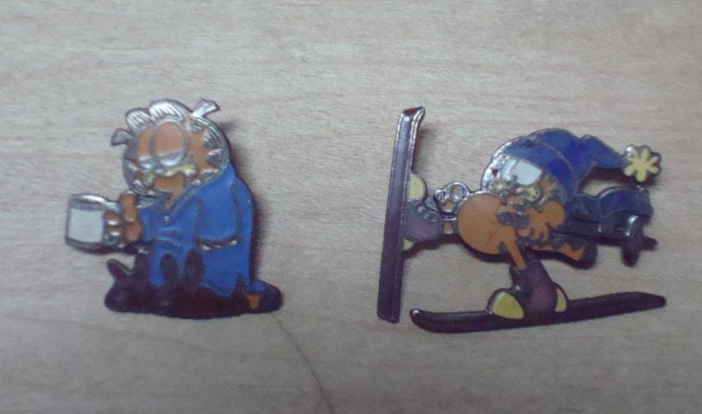 pins raros do garfield de 1978 e 1 dos smurfs