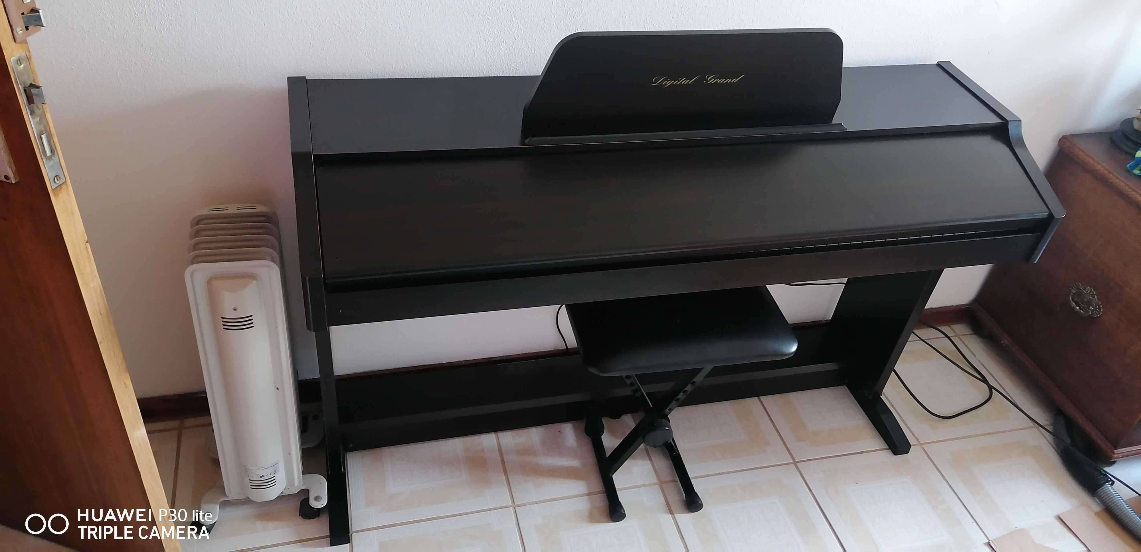 Piano, com pouco uso