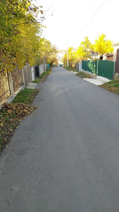 Продам два житлових будинки з великими ділянками які розташовані поряд