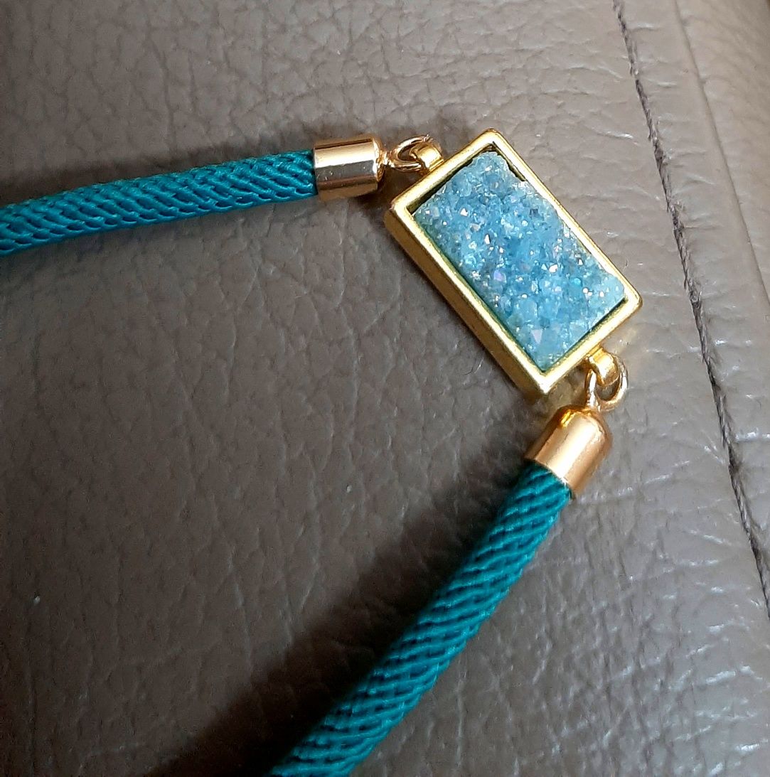 Bransoletka zielona z niebieskim kamieniem uzdrawiającym amulet